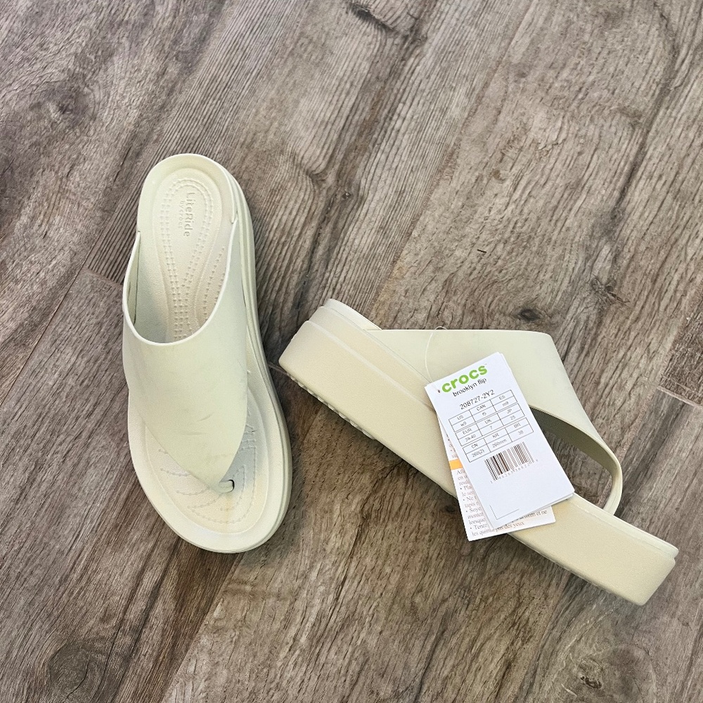 New with tags Bone colored Croc Brooklyn Flips sz 9 Wedge Flipflop Thong